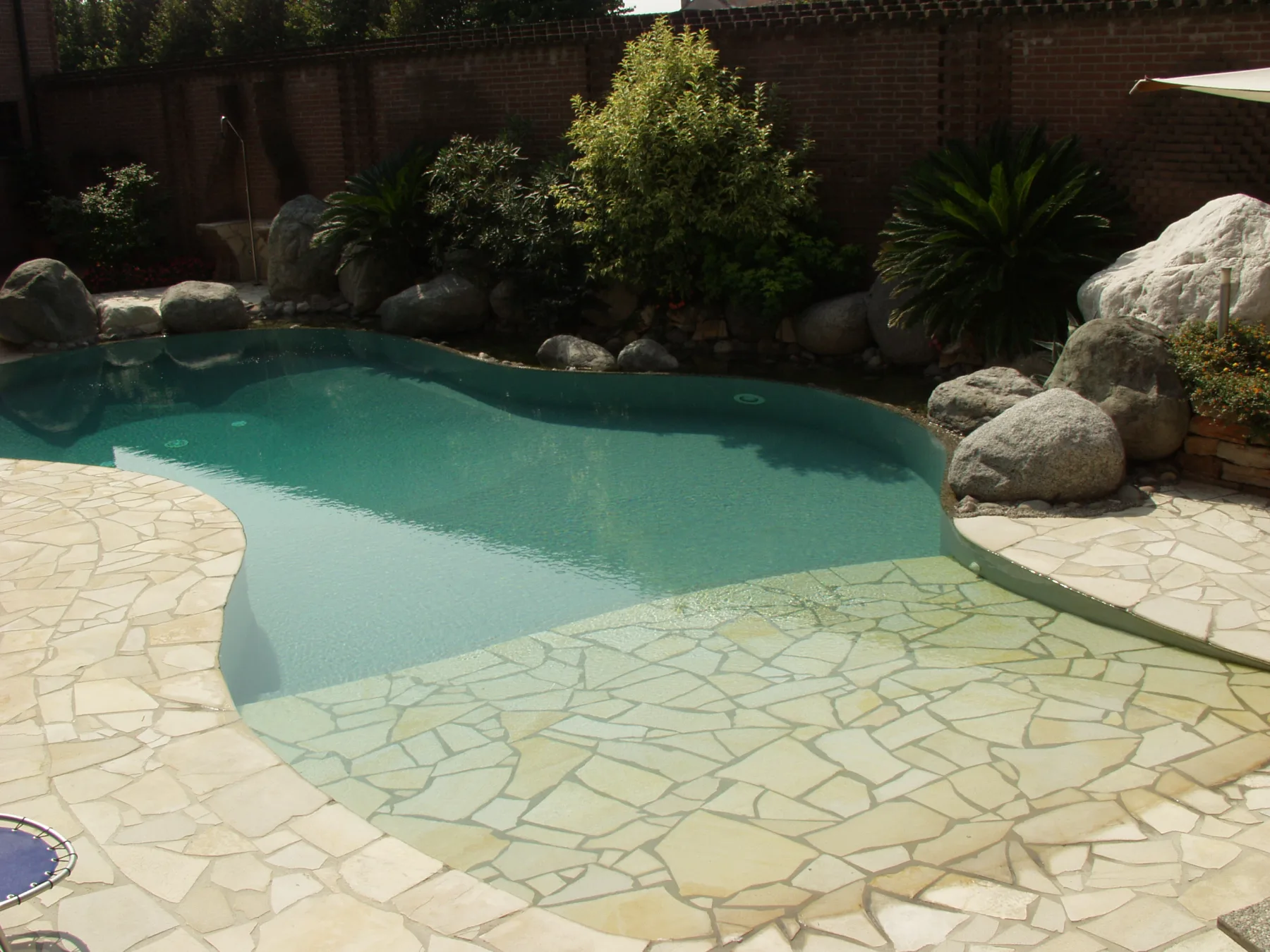 bacino piscina con acqua a filo
