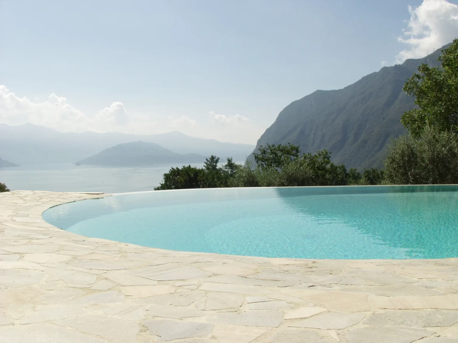 Bordo a sfioro di piscina su misura