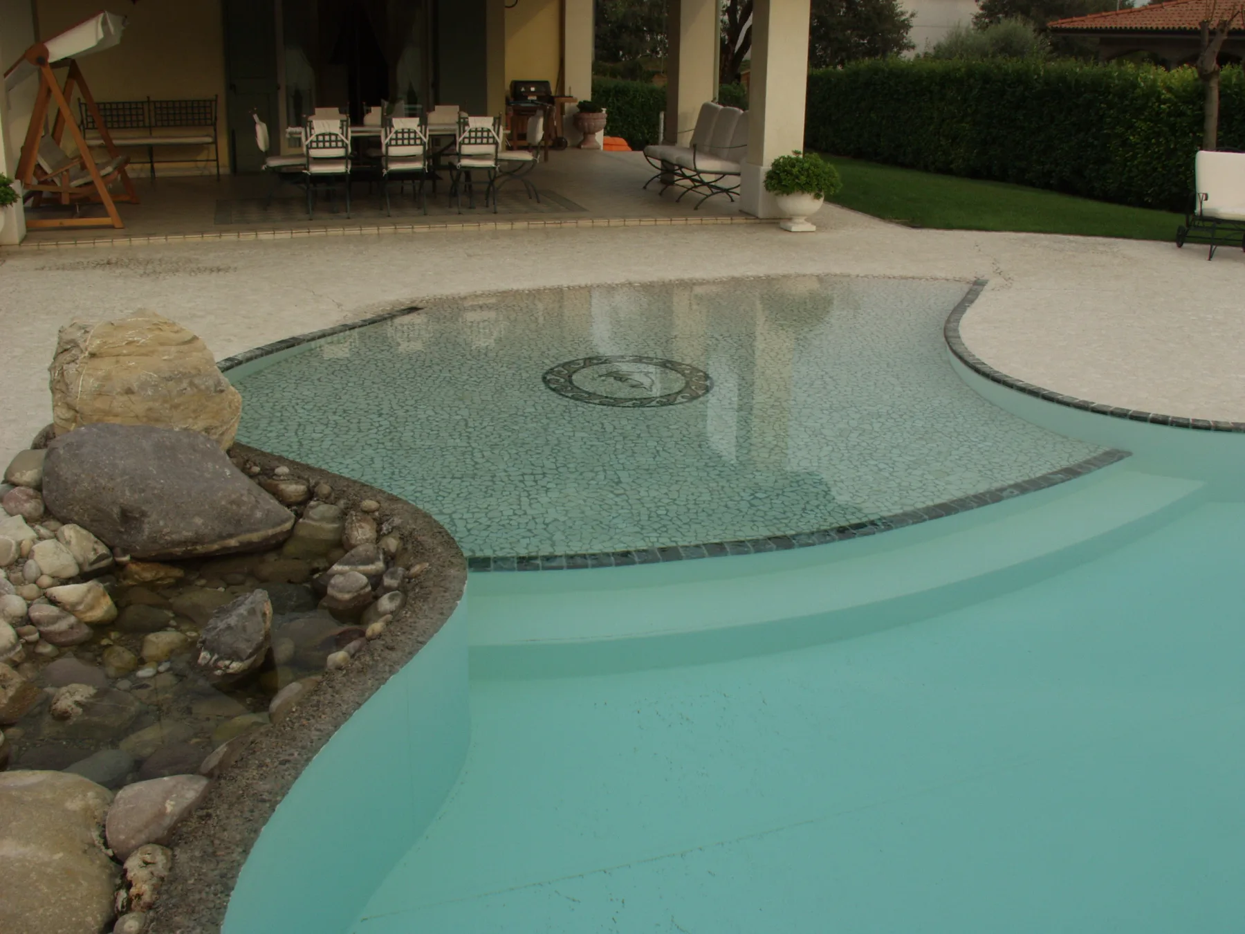 piscina a bacino in giardino