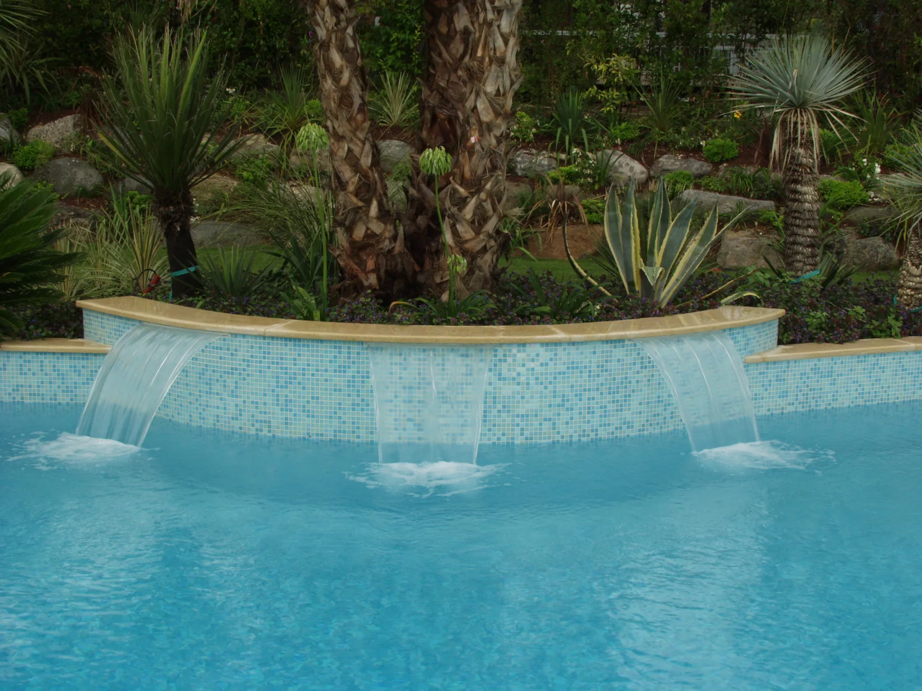 piscina a sfioro in giardino