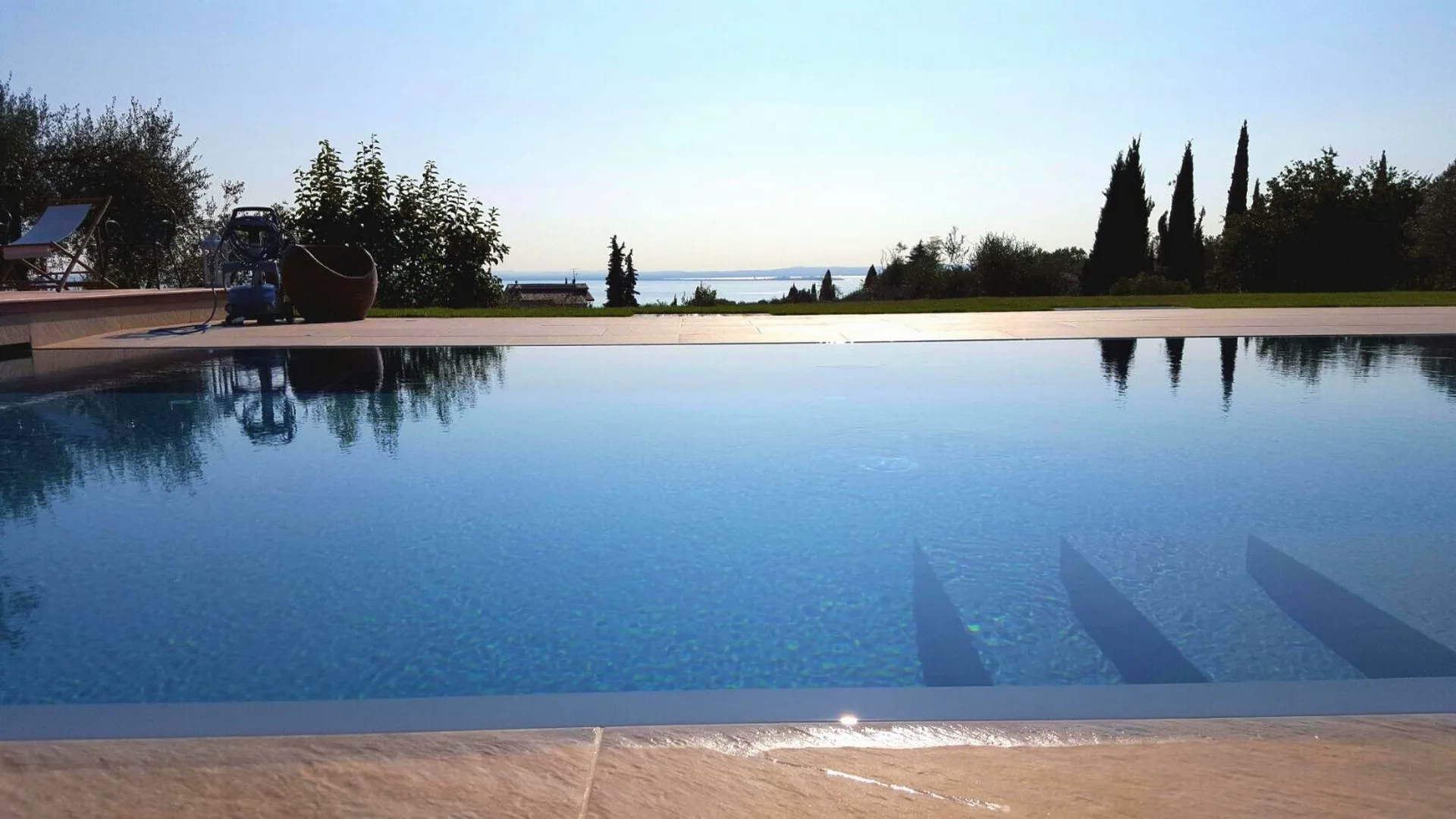 Piscina a sfioro panoramica con bordo a filo acqua