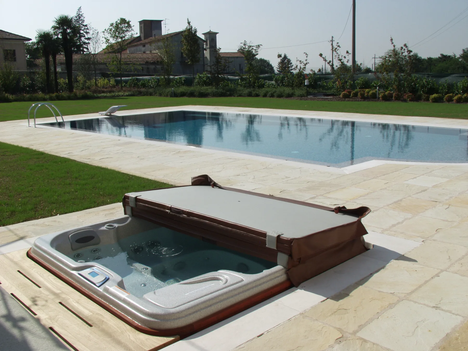 piscina a sfioro residenziale