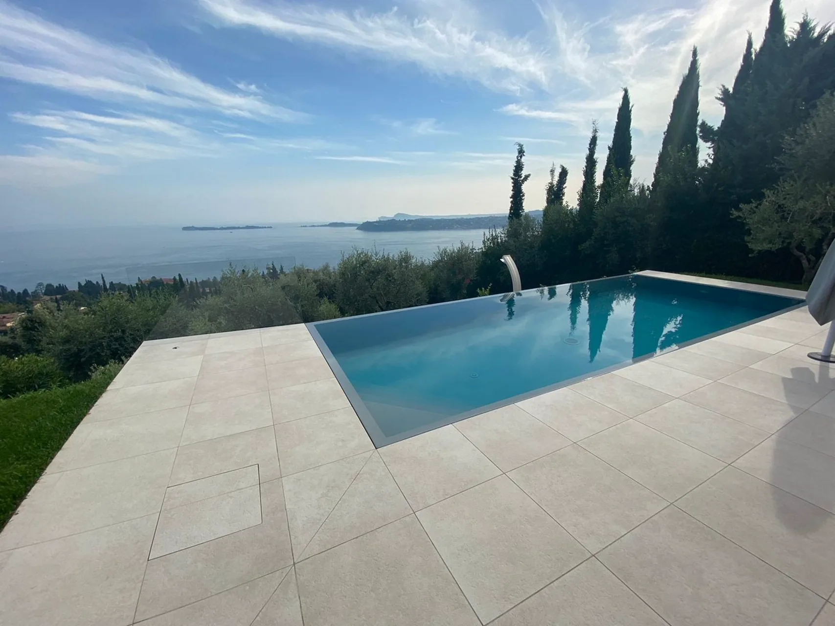 Piscina a sfioro su terrazza panoramica