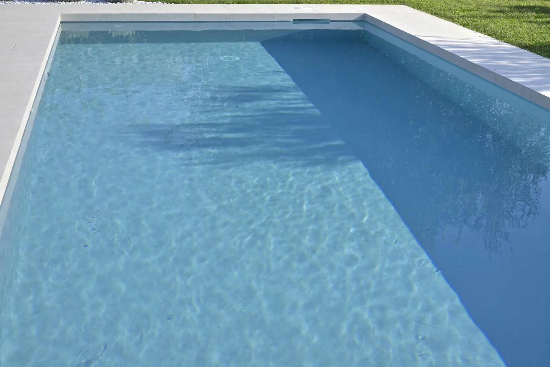 piscina a skimmer acqua cristallina