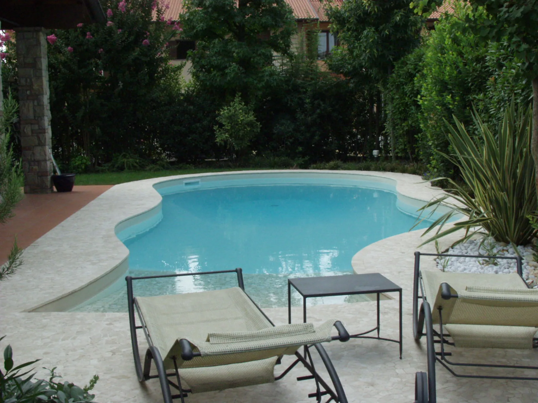 piscina a skimmer con pavimentazione