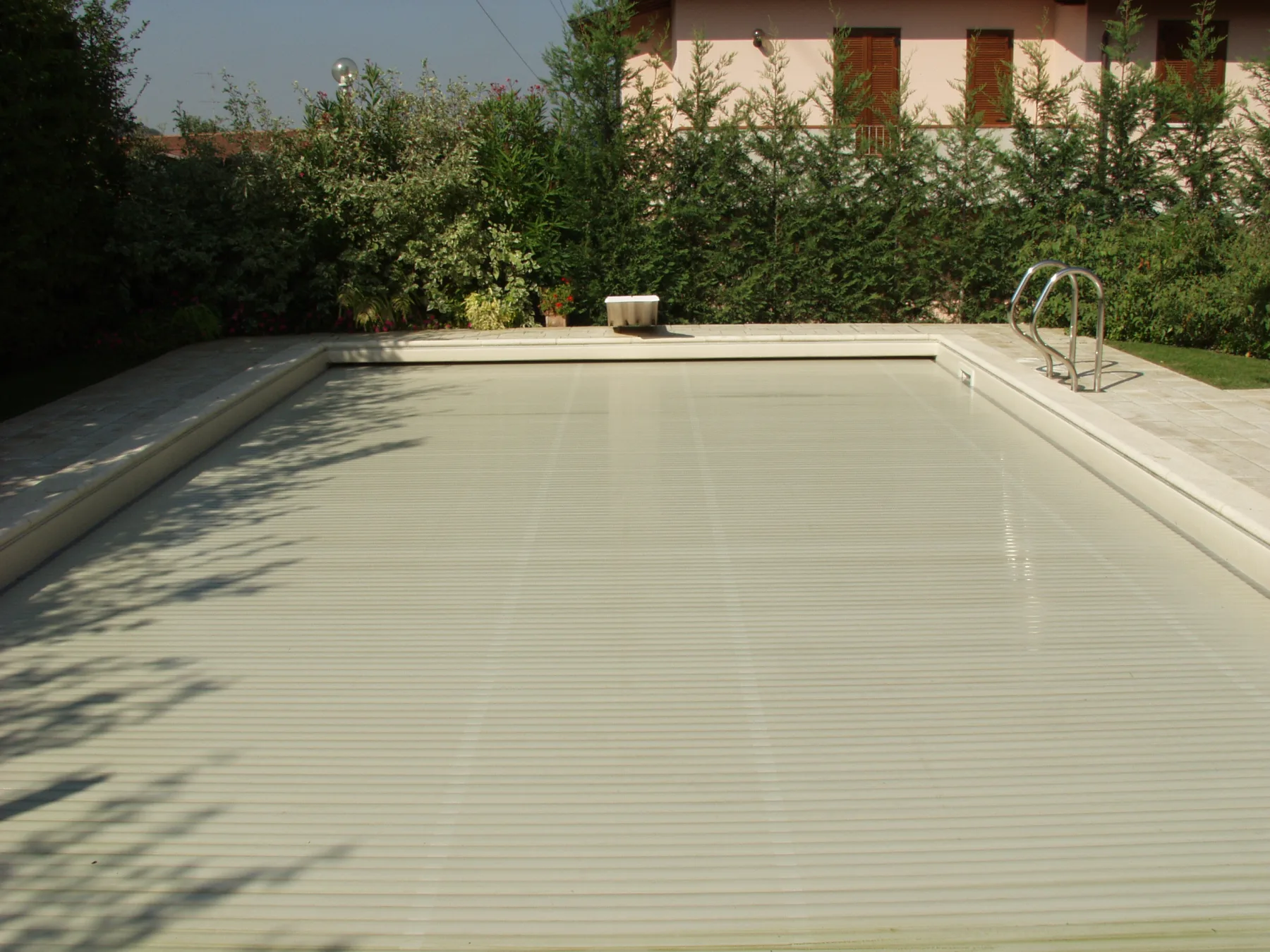 piscina a skimmer con solarium