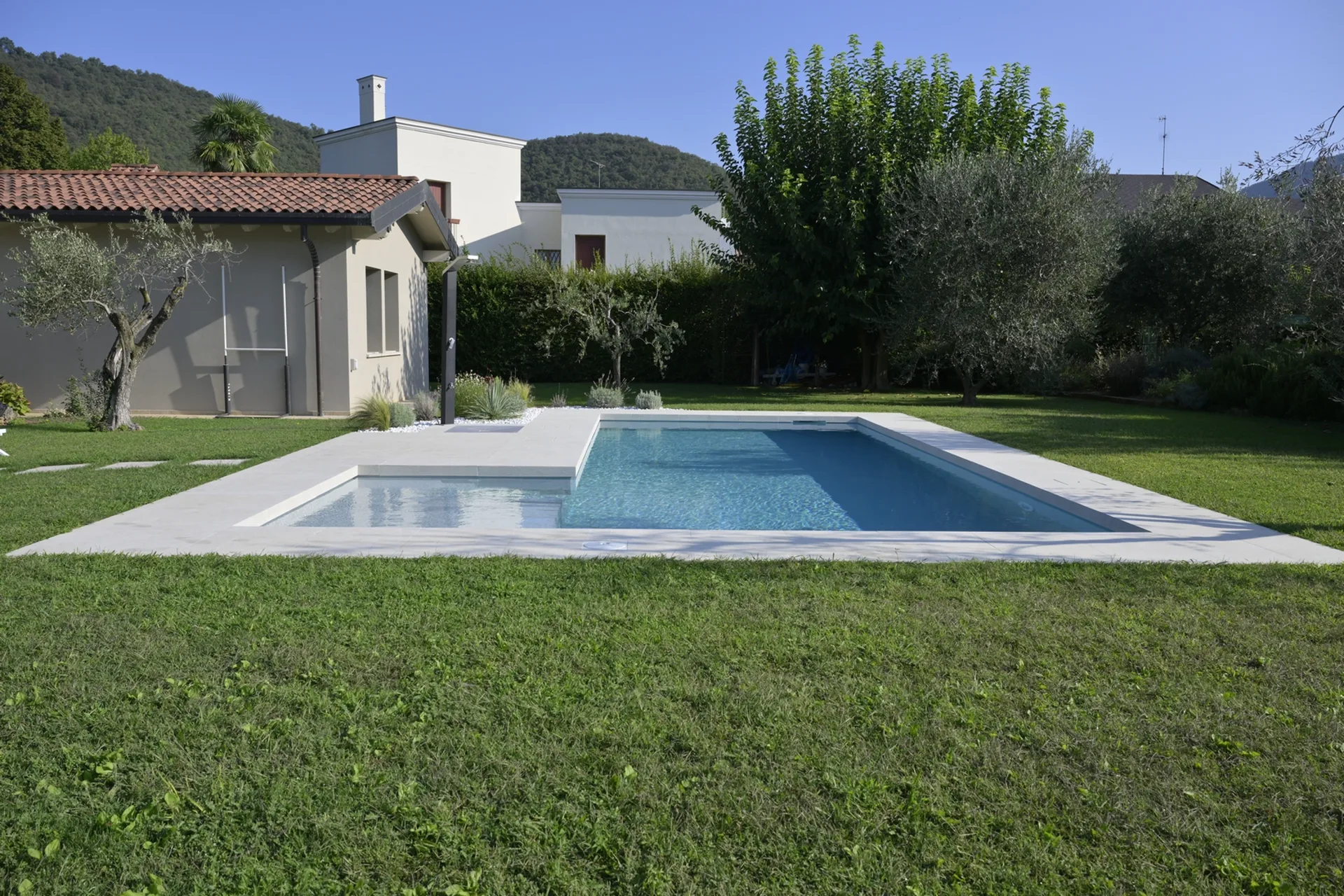 piscina a skimmer giardino