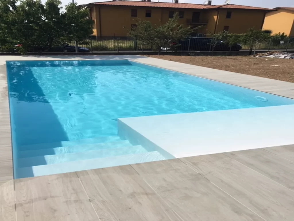 Piscina a skimmer con zona solarium