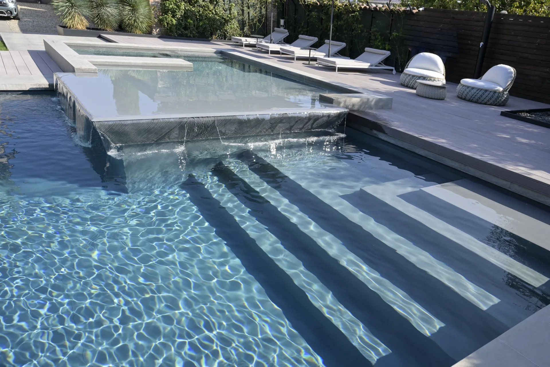 Piscina canal bordo con gradini sommersi
