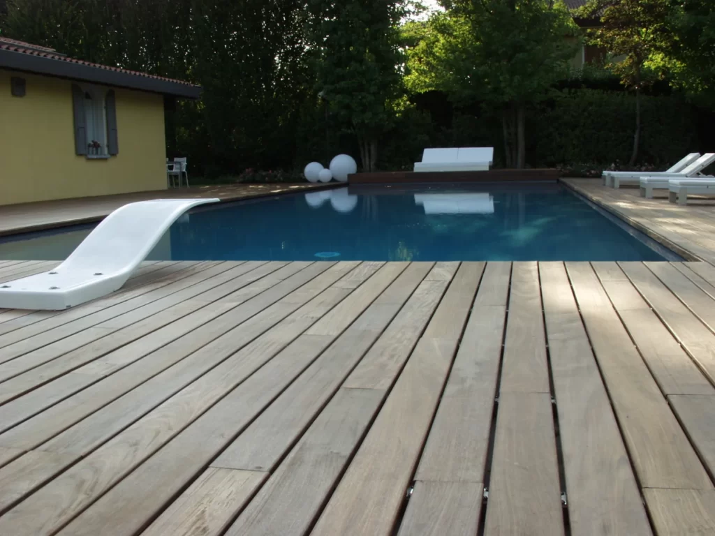 Piscina canal bordo su misura