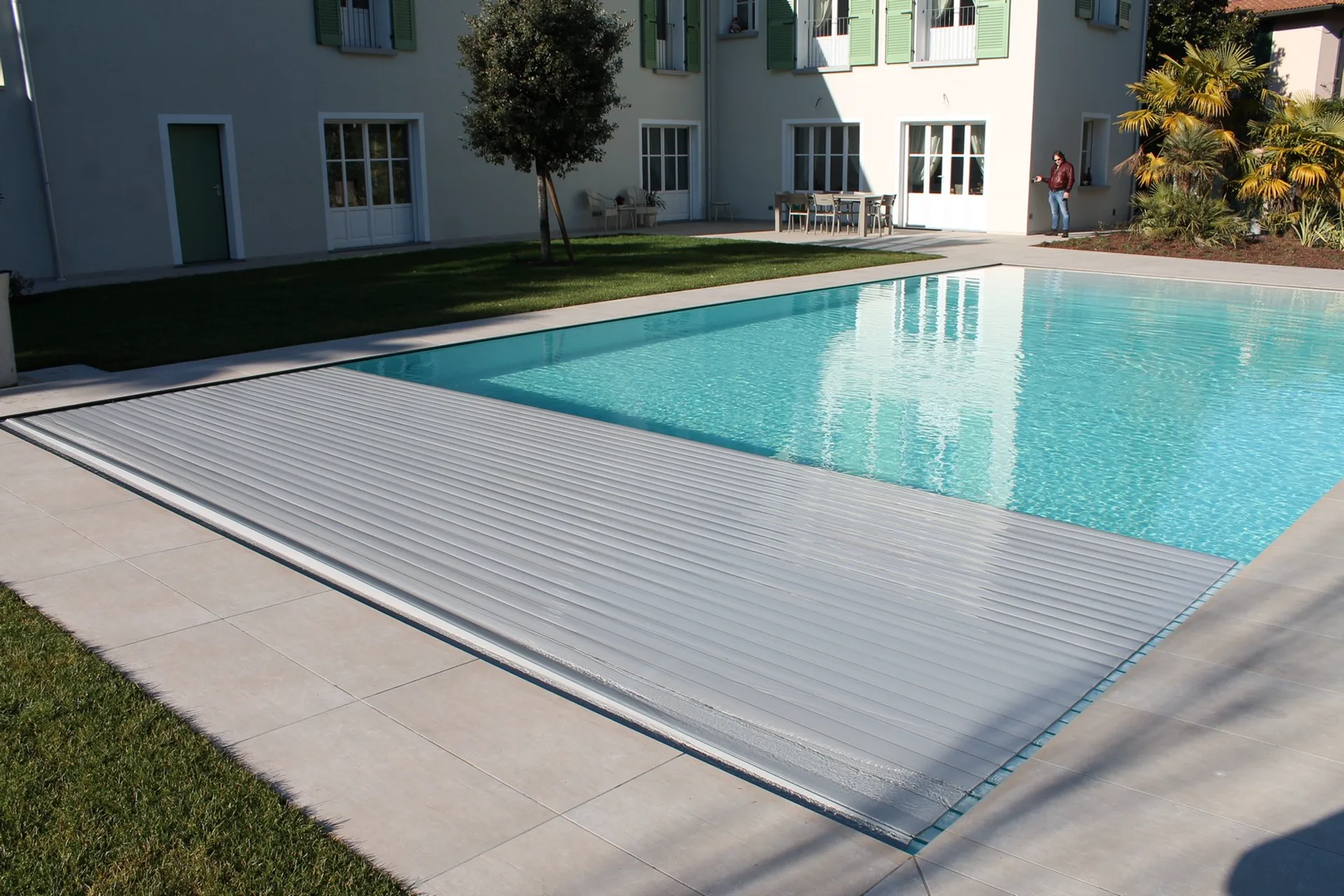 piscina con copertura a tapparella