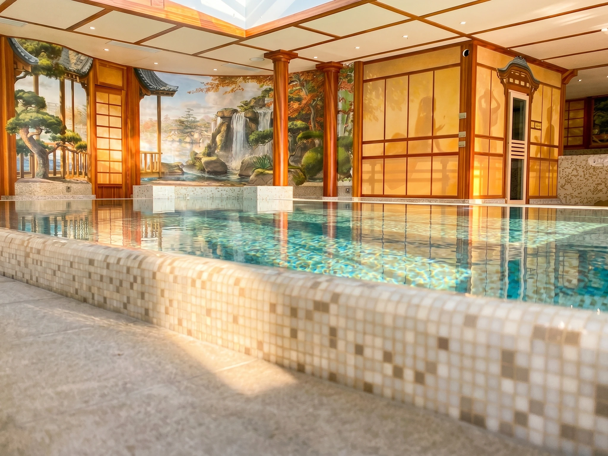 Piscina interna con zona idromassaggio