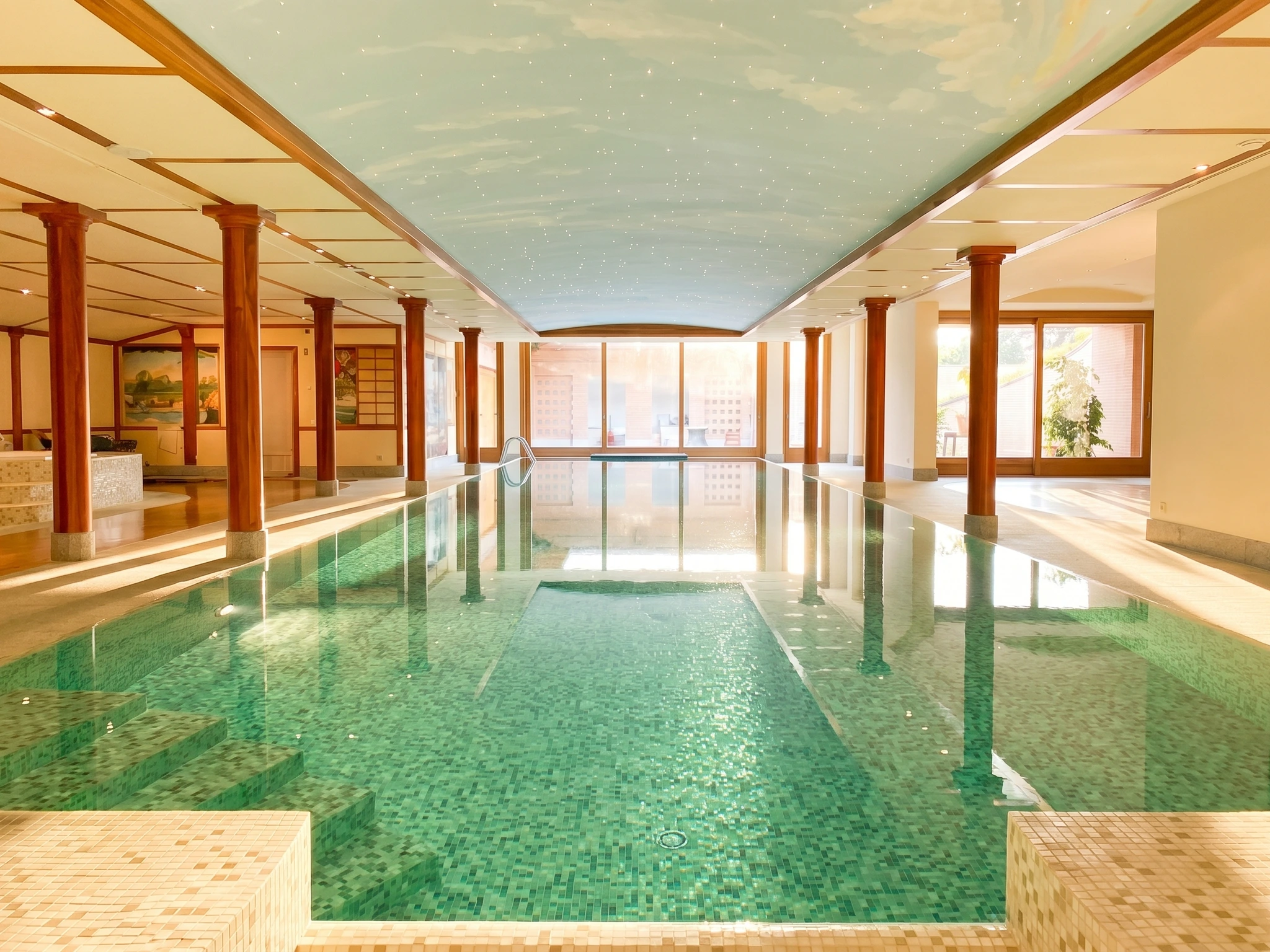 Piscina interna con illuminazione