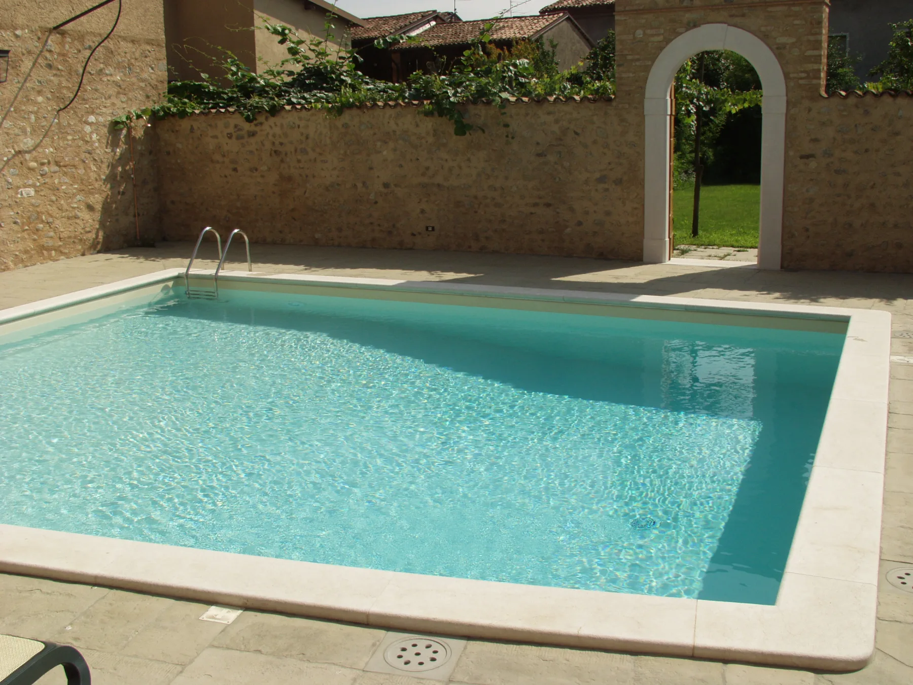 Scala interna di piscina a skimmer