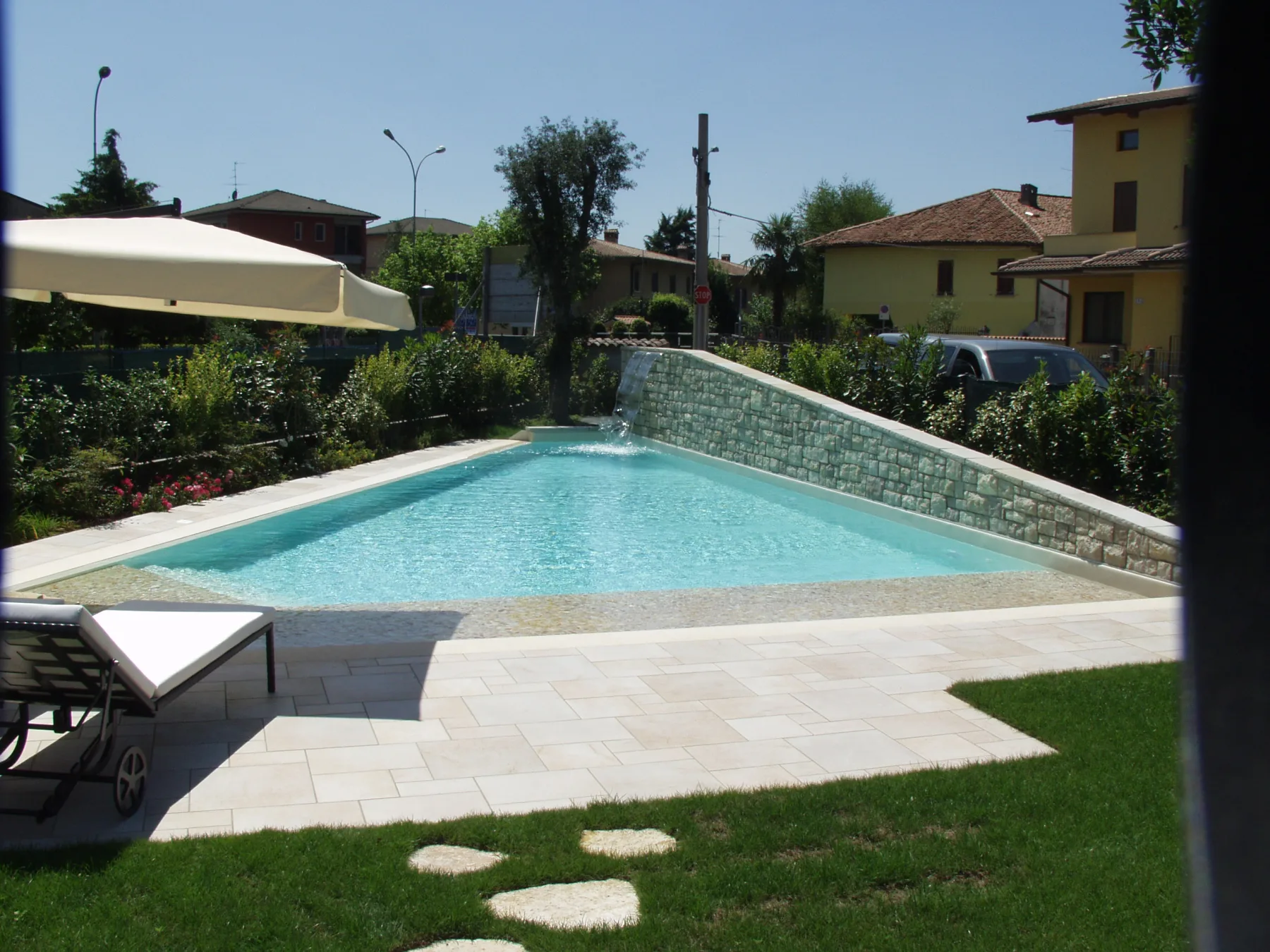 vasca piscina a sfioro